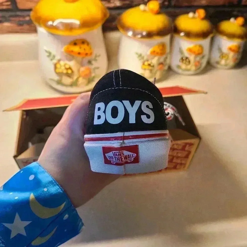 Van's Era Heart Sneaker- Matching Laces - Picture 3 of 7